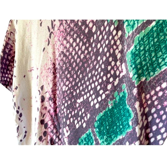 Guess women’s crop top short sleeve size XS snake print white, teal and purple - Picture 4 of 6